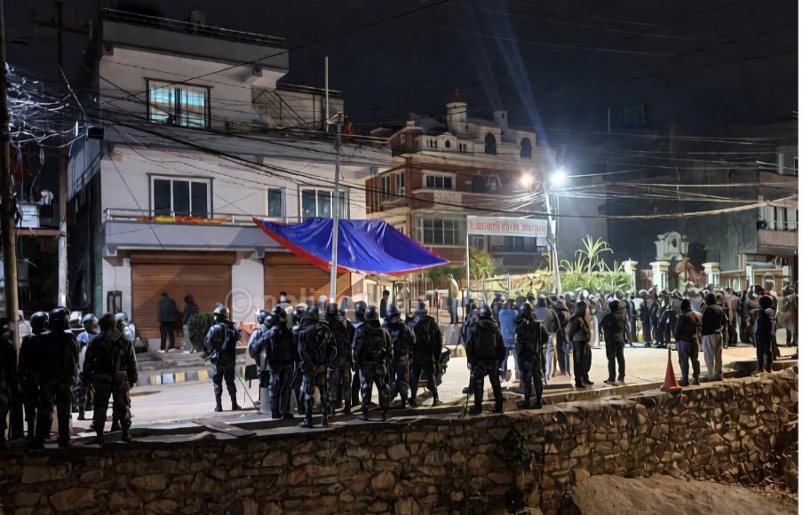 बिहानै जरुरी पक्राउ पुर्जीसहित ओली निवास पुग्यो प्रहरी टोली